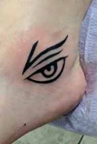 眼睛纹身 女生脚踝上黑色的眼睛纹身图片
