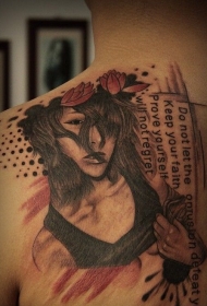 背部欧美女性和字母花蕊纹身图案