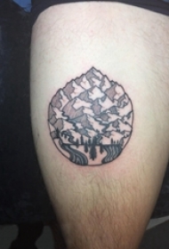 男生大腿上黑灰点刺抽象线条植物和山脉风景纹身图片