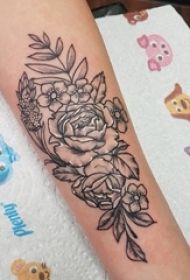 女生手臂上黑色点刺简单线条植物唯美花朵纹身图片