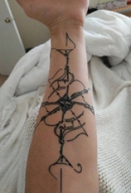 女生手臂上黑色线条素描创意指南针纹身图片