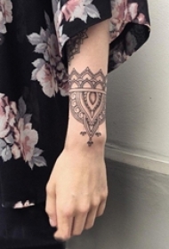 女生手臂上黑色线条创意唯美花纹手臂纹身图片