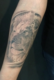 男生手臂上黑灰素描创意霸气狮子纹身图片