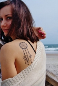 女生肩部黑色几何线条捕梦网纹身图片