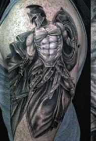 男生大臂膀上黑灰点刺人物肖像武士纹身图片