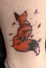 男生小腿上彩绘渐变抽象线条狐狸小动物纹身图片