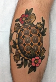 龟纹身 男生小腿上彩色的花朵和乌龟纹身图片