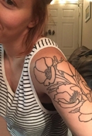 女生手臂上黑色简单抽象线条植物纹身图片