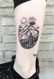 男生小腿上黑色几何线条建筑和山脉风景纹身图片