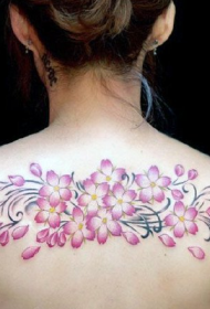 女性背部彩绘樱花纹身图案