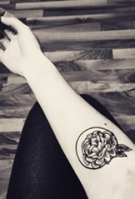 女生手臂上黑色点刺几何线条植物花朵纹身图片