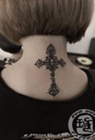 信仰十字架颈部纹身