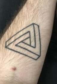 三角形纹身图 男生手臂上黑色的三角形纹身图片