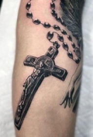男生手臂上黑色点刺几何线条十字架纹身图片