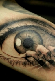男生手臂上黑灰素描点刺技巧创意眼睛纹身图片