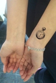 女生手腕上黑色线条素描创意复古怀表纹身图片