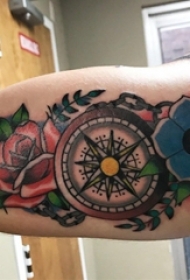 指南针纹身 男生手臂上唯美花朵和指南针纹身图片