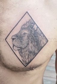 男生胸部黑白灰风格点刺技巧几何元素狮子王纹身动物图片