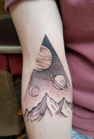 女生手臂上黑色点刺几何抽象线条星球和山脉纹身图片