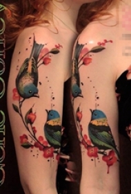 女生手臂上彩绘水彩创意个性小鸟和花朵纹身图片