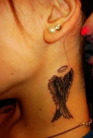 女生脖子上黑色素描创意天使翅膀纹身图片