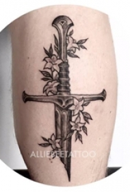 男生小腿上黑色点刺简单线条植物花朵和匕首纹身图片