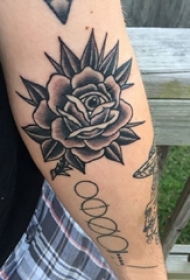 手臂纹身素材 男生手臂上黑色的玫瑰纹身图片