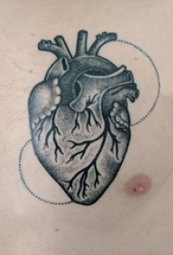 男生胸部黑灰点刺几何点线简单线条心脏纹身图片