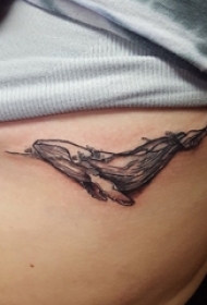 女生侧腰上黑色点刺简单抽象线条小动物鲸鱼纹身图片
