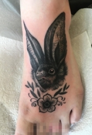 女生脚背上黑色素描兔子与花朵纹身图片