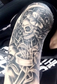 骷髅花朵纹身图案 男生手臂上黑色纹身骷髅花朵纹身图案