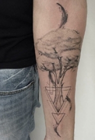 手臂纹身素材 男生手臂上黑色的大树纹身图片