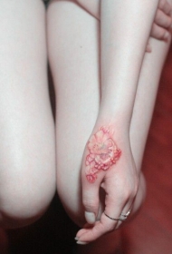 虎口遮疤痕的粉色小花朵纹身图案