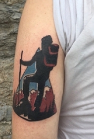 男生手臂上彩绘水彩素描创意登山风景纹身图片