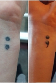 女生手腕上黑灰点刺几何简单线条分号符号纹身图片