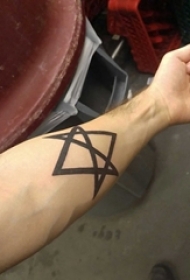 几何纹身 男生手臂上黑色的几何纹身图片