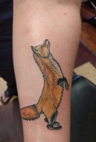 男生手臂上彩绘渐变抽象线条可爱小动物狐狸纹身图片