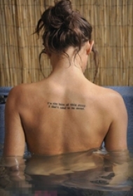 女生后背上黑色简单个性英文短句纹身图片