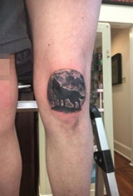 男生膝盖上黑灰色狼与圆月纹身图片
