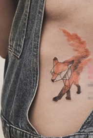 女生胸下彩绘素描几何元素动物狐狸纹身图片