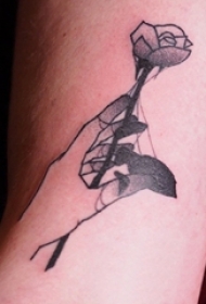 女生手腕上黑灰素描点刺技巧文艺唯美玫瑰纹身图片