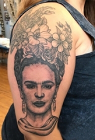 双大臂纹身 女生大臂上黑色的花朵和人物纹身图片