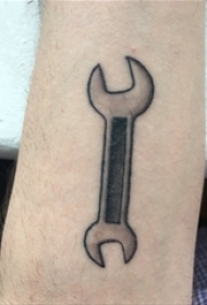 男生手臂上黑灰点刺几何简单线条扳手工具纹身图片