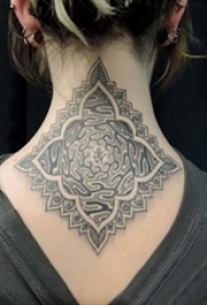 女生脖子上黑灰素描点刺技巧创意唯美花纹精致纹身图片