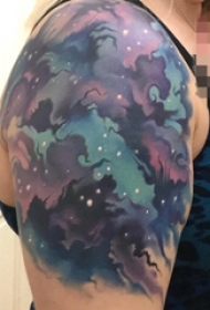 男生手臂上彩绘技巧抽象线条星空纹身图片