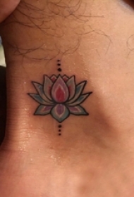 男生脚踝上彩绘渐变简单线条植物莲花纹身图片