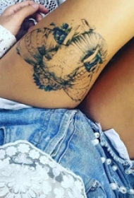 女生大腿上黑色点刺小动物象纹身图片