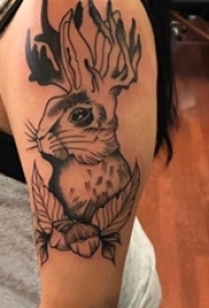 女生手臂上黑灰素描几何元素抽象可爱小兔子纹身图片