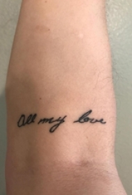 男生手臂上黑色简单抽象线条花体英文单词纹身图片