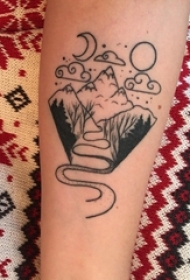 女生手臂上黑色线条创意文艺风景纹身图片